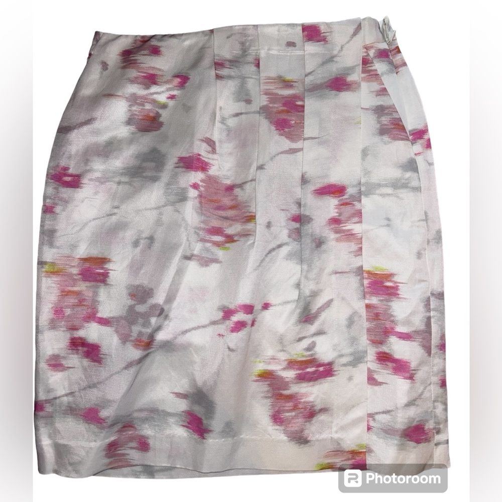 Beautiful Banana Republic Skirt in a size 6 multi color